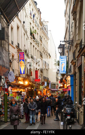 Rue de la Huchette, occupé rue piétonne avec restaurants, populaire auprès des touristes, Quartier Latin, Paris, France. Banque D'Images