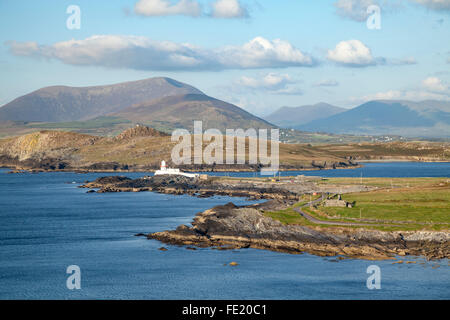 Vue sur Cromwell Point Lighthouse, Valentia Island, comté de Kerry, Irlande. Banque D'Images