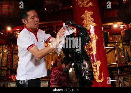 Sumatra, Indonésie. Le 04 février, 2016. Laver indonésien d'origine chinoise dieu chinois statue en préparation de célébration du Nouvel An chinois dans un temple Gunung Timur, Nord de Sumatra, Indonésie, le 4 février 2016. Un rituel a eu lieu dans le calendrier lunaire chinois dans 12 mois, qu'on le pense les dieux retour à répondre dans le ciel pour célébrer le Nouvel an chinois, la communauté chinoise dans le pays musulman le plus peuplé au monde se préparent à célébrer le début de l'année le singe, qui tombe le 8 février 2016. Crédit : Ivan Damanik/Alamy Live News Banque D'Images