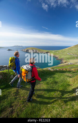 Les promeneurs sur le chemin au-dessus de Dingle Slea Head, péninsule de Dingle, comté de Kerry, Irlande. Banque D'Images