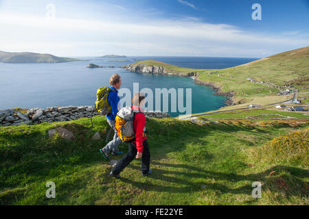 Les promeneurs sur le chemin au-dessus de Dingle Slea Head, péninsule de Dingle, comté de Kerry, Irlande. Banque D'Images
