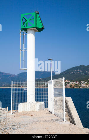 La tour phare blanc moderne avec haut vert à port de Propriano, région sud de la Corse, France Banque D'Images