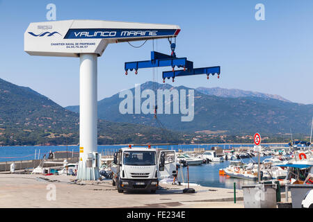 Propriano, France - le 3 juillet 2015 : Location de grue en port de plaisance de Propriano resort ville, région sud de la Corse, France Banque D'Images