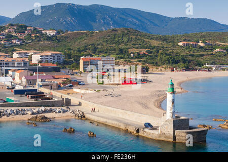 La tour phare blanc avec feu vert au port de Propriano, région sud de la Corse, France Banque D'Images