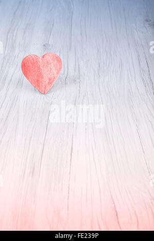 Cœur rouge sur fond de bois, de l'espace pour le texte. Banque D'Images