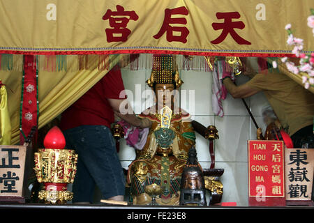 Sumatra, Indonésie. Le 04 février, 2016. Laver indonésien d'origine chinoise dieu chinois statue en préparation de célébration du Nouvel An chinois dans un temple Gunung Timur, Nord de Sumatra, Indonésie, le 4 février 2016. Un rituel a eu lieu dans le calendrier lunaire chinois dans 12 mois, qu'on le pense les dieux retour à répondre dans le ciel pour célébrer le Nouvel an chinois, la communauté chinoise dans le pays musulman le plus peuplé au monde se préparent à célébrer le début de l'année le singe, qui tombe le 8 février 2016. Crédit : Ivan Damanik/Alamy Live News Banque D'Images