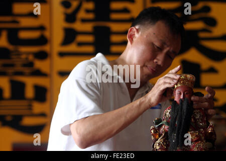 Sumatra, Indonésie. Le 04 février, 2016. Laver indonésien d'origine chinoise dieu chinois statue en préparation de célébration du Nouvel An chinois dans un temple Gunung Timur, Nord de Sumatra, Indonésie, le 4 février 2016. Un rituel a eu lieu dans le calendrier lunaire chinois dans 12 mois, qu'on le pense les dieux retour à répondre dans le ciel pour célébrer le Nouvel an chinois, la communauté chinoise dans le pays musulman le plus peuplé au monde se préparent à célébrer le début de l'année le singe, qui tombe le 8 février 2016. Crédit : Ivan Damanik/Alamy Live News Banque D'Images