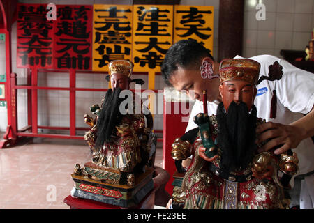 Sumatra, Indonésie. Le 04 février, 2016. Laver indonésien d'origine chinoise dieu chinois statue en préparation de célébration du Nouvel An chinois dans un temple Gunung Timur, Nord de Sumatra, Indonésie, le 4 février 2016. Un rituel a eu lieu dans le calendrier lunaire chinois dans 12 mois, qu'on le pense les dieux retour à répondre dans le ciel pour célébrer le Nouvel an chinois, la communauté chinoise dans le pays musulman le plus peuplé au monde se préparent à célébrer le début de l'année le singe, qui tombe le 8 février 2016. Crédit : Ivan Damanik/Alamy Live News Banque D'Images