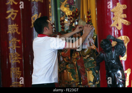 Sumatra, Indonésie. Le 04 février, 2016. Laver indonésien d'origine chinoise dieu chinois statue en préparation de célébration du Nouvel An chinois dans un temple Gunung Timur, Nord de Sumatra, Indonésie, le 4 février 2016. Un rituel a eu lieu dans le calendrier lunaire chinois dans 12 mois, qu'on le pense les dieux retour à répondre dans le ciel pour célébrer le Nouvel an chinois, la communauté chinoise dans le pays musulman le plus peuplé au monde se préparent à célébrer le début de l'année le singe, qui tombe le 8 février 2016. Crédit : Ivan Damanik/Alamy Live News Banque D'Images