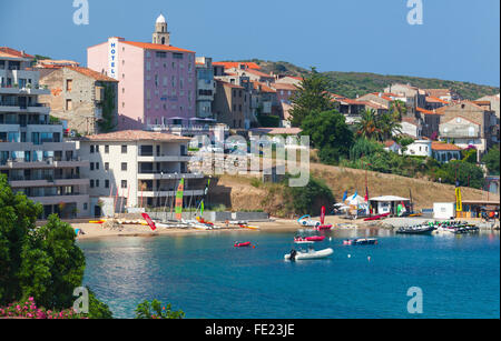 Propriano, France - le 4 juillet 2015 : Baie de Propriano resort ville, région sud de la Corse, France. Les bateaux de plaisance et de la plage Banque D'Images