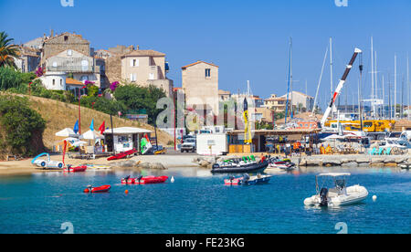 Propriano, France - le 4 juillet 2015 : Baie de Propriano resort ville, région sud de la Corse, France. Les bateaux de plaisance Banque D'Images