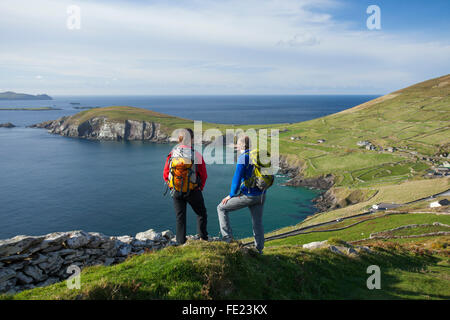 Les promeneurs sur le chemin au-dessus de Dingle Slea Head, péninsule de Dingle, comté de Kerry, Irlande. Banque D'Images