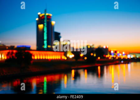 Du vrai Red Blurred Bokeh Background avec feux de flou artistique de l'architecture moderne à Minsk, Bélarus Banque D'Images