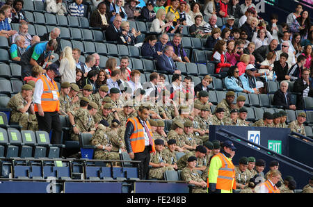 Prince William, Prince Harry, Kate et Lord Sebastion Coe avec des soldats à Hampden Park, Glasgow, pendant les Jeux du Commonwealth de 2014 Banque D'Images