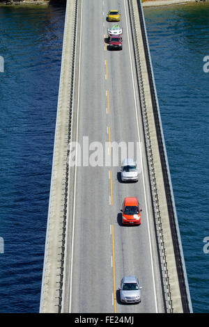 La circulation sur le pont de Deadman's Point, et le lac Dunstan, Cromwell, Central Otago, île du Sud, Nouvelle-Zélande Banque D'Images