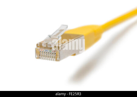 Vue rapprochée de la fiche RJ45 d'un câble LAN jaune Banque D'Images