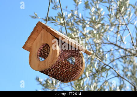 Une belle mangeoire pour oiseaux en forme de chalet, sur un ciel bleu journée en Provence, Sud de la France Banque D'Images