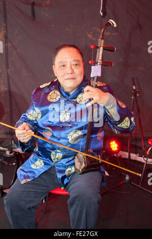 Manchester, UK. Feb 2016 4ème. Le Nouvel An chinois à St Anne's Sq, Manchester. Henry Fung jouer a un violon 2 traditionnel appelé 'Erhu' Banque D'Images