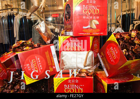 Beijing Golden Fortune cookies fraîchement cuits une vitrine dans 'Jigsaw' sur King St, Manchester en célébration de l'année du singe, le nouvel an chinois. Banque D'Images