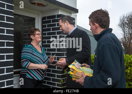 Ardara, comté de Donegal, Irlande. 4e février 2016. Pearse Doherty du Sinn Féin en campagne électorale pour les prochaines élections générales irlandaises. Il s'agit d'un Teachta Dála - membre du Parlement irlandais - pour le sud-ouest de Donegal et de circonscription du Sinn Féin est dil - - porte-parole parlementaire des finances de l'élection générale irlandaise aura lieu le vendredi 26 février 2016. Crédit : Richard Wayman/Alamy Live News Banque D'Images