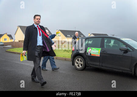 Ardara, comté de Donegal, Irlande. 4e février 2016. Pearse Doherty du Sinn Féin en campagne électorale pour les prochaines élections générales irlandaises. Il s'agit d'un Teachta Dála - membre du Parlement irlandais - pour le sud-ouest de Donegal et de circonscription du Sinn Féin est dil - - porte-parole parlementaire des finances de l'élection générale irlandaise aura lieu le vendredi 26 février 2016. Crédit : Richard Wayman/Alamy Live News Banque D'Images