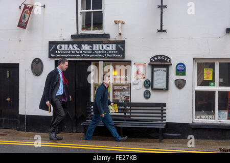 Ardara, comté de Donegal, Irlande. 4e février 2016. Pearse Doherty du Sinn Féin (en litige, à gauche) sur la campagne électorale pour les prochaines élections générales irlandaises. Il s'agit d'un Teachta Dála - membre du Parlement irlandais - pour le sud-ouest de Donegal et de circonscription du Sinn Féin est dil - - porte-parole parlementaire des finances de l'élection générale irlandaise aura lieu le vendredi 26 février 2016. Crédit : Richard Wayman/Alamy Live News Banque D'Images