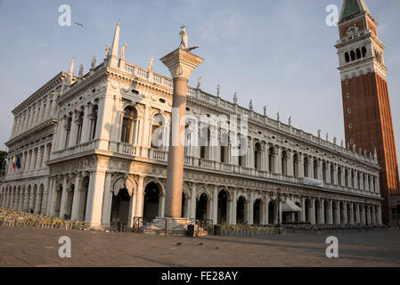 La Biblioteca Nazionale Marciana (Bibliothèque nationale de Saint-Marc et le Campanile de Saint-Marc (tour de Saint-Marc) avec la colonne de Saint-Théodore) Banque D'Images