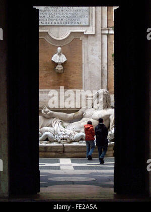 Marforio Fontaine à Musei Capitolini, touristes, Campidoglio, Rome, Italie Fabio Mazzarella/Sintesi/Alamy Stock Photo Banque D'Images