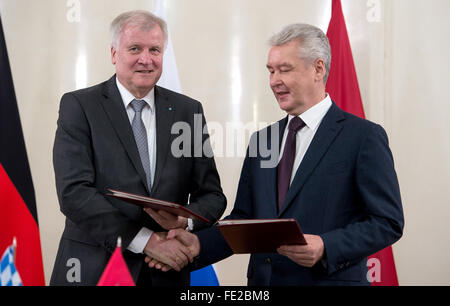 Moscou, Russie. Le 04 février, 2016. Sergueï Sobianine (R), les hauts de Moscou meyor, Horst Seehofer, reçoit le premier ministre de l'état allemand de Bavière, dans l'hôtel de ville de Moscou, Russie, 04 février 2016. Un accord sur la coopération entre Moscou et la Bavière a été signé au cours de la réunion. Photo : SVEN HOPPE/dpa/Alamy Live News Banque D'Images