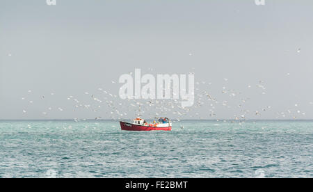 Mousehole, Cornwall, UK. 4e février 2016. Météo britannique. Un gray, Misty mais journée calme sur Mounts Bay. On voit ici un bateau de pêche local faisant reculer jusqu'à Port de Newlyn. Crédit : Simon Maycock/Alamy Live News Banque D'Images