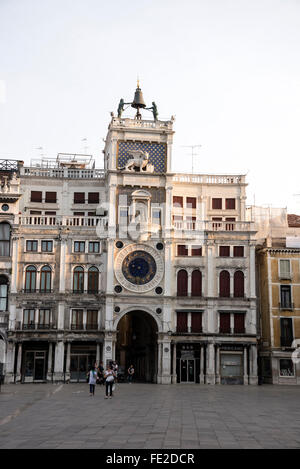 Sur le toit de la Renaissance Torre dell Orologio 1493 également connu sous le nom de St. Mark’s Clock Tower, ou The Moors Clock Tower sont une paire de figures en bronze kn Banque D'Images