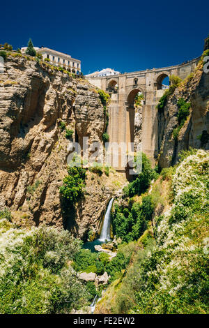 Puente Nuevo, nouveau pont, le plus grand pont qui transporte le fleuve rio Guadalevin et cascade à Ronda, Province de Malaga, Espagne Banque D'Images