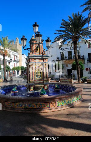 Fontaine et palmiers sur la Plaza de Espana, Vejer de la Frontera, province de Cadiz, Espagne Banque D'Images