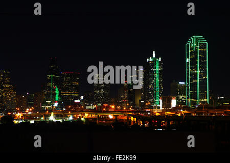 Le Dallas, Texas skyline at night Banque D'Images