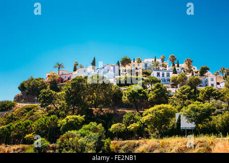 Village aux maisons blanchies à la chaux à Benahavis, Malaga, Andalousie, espagne. La Ville d'été. Journée ensoleillée avec beau temps Banque D'Images