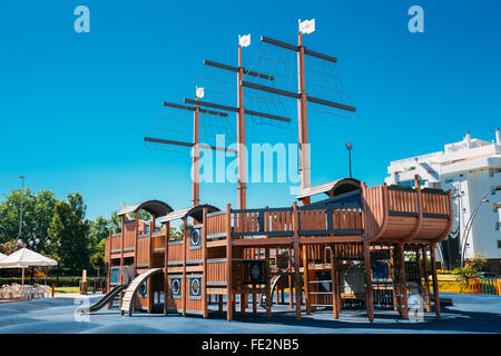 Aire de jeux pour enfants sous la forme d'un bateau de pirates en bois dans le parc d'été Banque D'Images