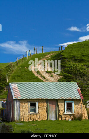 Sod historique Cottage près de Brighton, Dunedin, Otago, île du Sud, Nouvelle-Zélande Banque D'Images