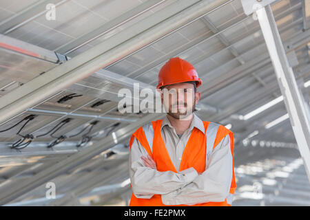 Ingénieur électrique debout sous batterie solaire solaire Banque D'Images