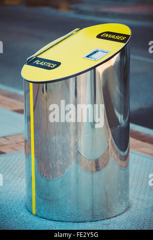 Piscine metal conteneur cylindrique avec couvercle jaune pour la collecte séparée des déchets de plastique et de verre pour plus de recyclage. Banque D'Images