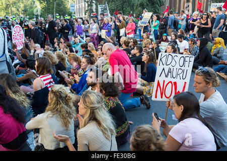 Melbourne, Australie. 4 Février, 2016. Les militants des réfugiés avec l'Alliance socialiste et les étudiants universitaires, en protestation contre l'envoi d'enfants à Melbourne à partir de camps onshore à Nauru centres off-shore. Crédit : David Hewison/Alamy Live News Banque D'Images