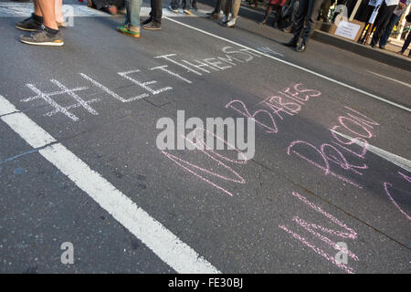 Melbourne, Australie. 4 Février, 2016. Les militants des réfugiés avec l'Alliance socialiste et les étudiants universitaires, en protestation contre l'envoi d'enfants à Melbourne à partir de camps onshore à Nauru centres off-shore. Crédit : David Hewison/Alamy Live News Banque D'Images