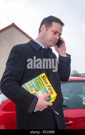 Ardara, comté de Donegal, Irlande. 4e février 2016. Pearse Doherty du Sinn Féin en campagne électorale pour les prochaines élections générales irlandaises. Il s'agit d'un Teachta Dála - membre du Parlement irlandais - pour le sud-ouest de Donegal et de circonscription du Sinn Féin est dil - - porte-parole parlementaire des finances de l'élection générale irlandaise aura lieu le vendredi 26 février 2016. Crédit : Richard Wayman/Alamy Live News Banque D'Images