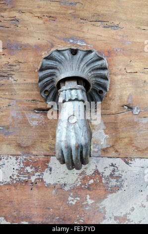 Heurtoir - femmes, ornate menotté la main sur une porte en bois rustique. Carcassonne, France Banque D'Images