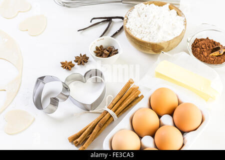 Baking cookies sucre en forme de coeur pour la Saint-Valentin. Banque D'Images