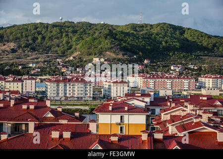 Village Olmypic, Sotchi en face de la montagne Caucase du Banque D'Images