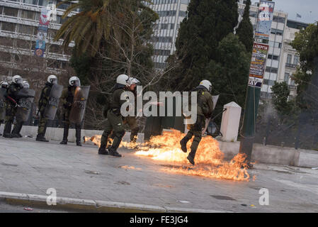 Athènes, Grèce. Feb, 2016 4. Jeunes vêtu de noir lancer des pierres et des cocktails Molotov à la police anti-émeute qui ont répondu avec des gaz lacrymogènes. Plus de 50 000 personnes ont défilé pour protester contre la prochaine réforme de la sécurité sociale. Credit : Nikolas Georgiou/ZUMA/Alamy Fil Live News Banque D'Images