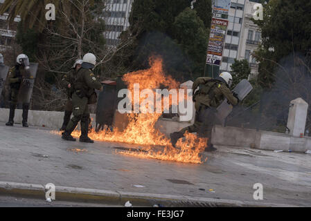 Athènes, Grèce. Feb, 2016 4. Jeunes vêtu de noir lancer des pierres et des cocktails Molotov à la police anti-émeute qui ont répondu avec des gaz lacrymogènes. Plus de 50 000 personnes ont défilé pour protester contre la prochaine réforme de la sécurité sociale. Credit : Nikolas Georgiou/ZUMA/Alamy Fil Live News Banque D'Images