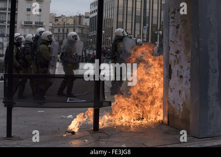 Athènes, Grèce. Feb, 2016 4. Jeunes vêtu de noir lancer des pierres et des cocktails Molotov à la police anti-émeute qui ont répondu avec des gaz lacrymogènes. Plus de 50 000 personnes ont défilé pour protester contre la prochaine réforme de la sécurité sociale. Credit : Nikolas Georgiou/ZUMA/Alamy Fil Live News Banque D'Images