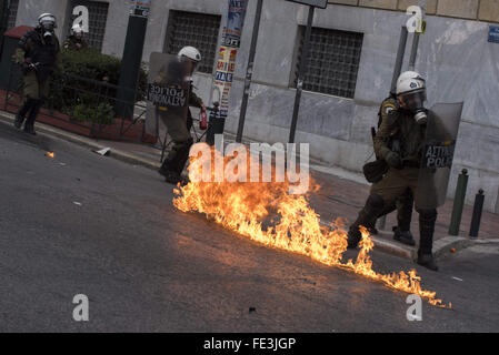 Athènes, Grèce. Feb, 2016 4. Jeunes vêtu de noir lancer des pierres et des cocktails Molotov à la police anti-émeute qui ont répondu avec des gaz lacrymogènes. Plus de 50 000 personnes ont défilé pour protester contre la prochaine réforme de la sécurité sociale. Credit : Nikolas Georgiou/ZUMA/Alamy Fil Live News Banque D'Images