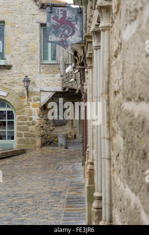 Trouvaiiles, dans la rue pavée de la cité médiévale de Carcassonne, France Banque D'Images